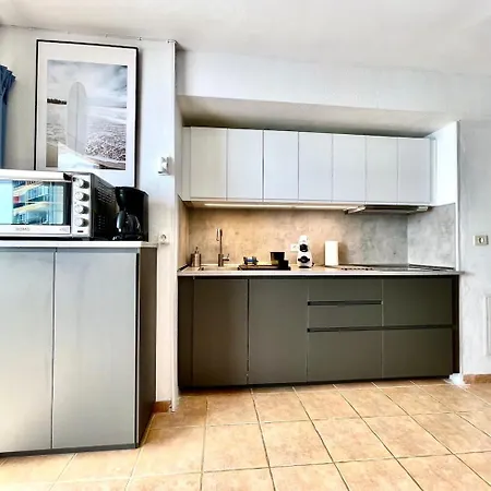 Beachfront With Ocean Views Apartment *