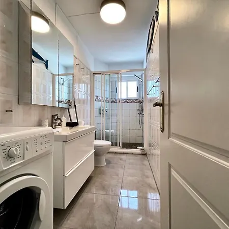 Beachfront With Ocean Views Apartment *