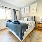 Beachfront With Ocean Views Apartament *