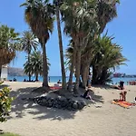 Beachfront With Ocean Views Apartament *