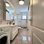 Beachfront With Ocean Views Apartament *